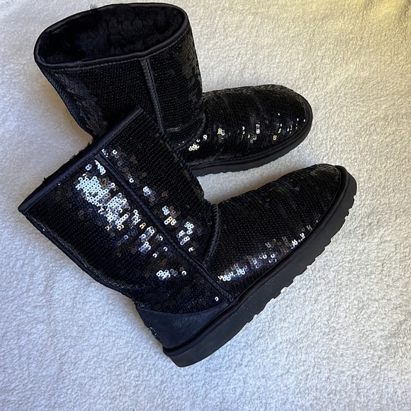 UGG Classic Short Sequin Boot - Picture 14 of 16
